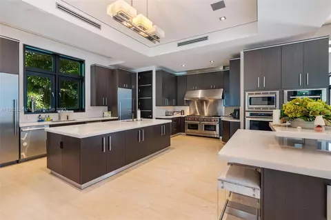Kitchen - 5745 SW 94th St, Pinecrest, FL 33156 photo 3 of 7