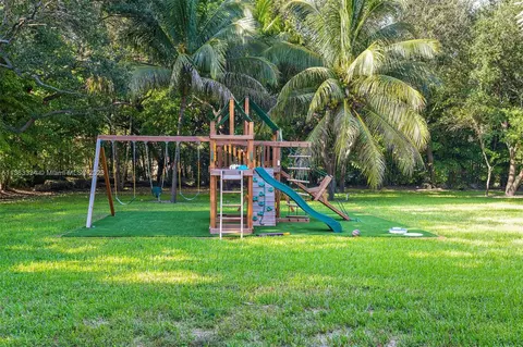 View/Area - 5745 SW 94th St, Pinecrest, FL 33156 photo 1 of 2