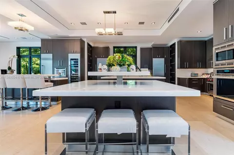 Kitchen - 5745 SW 94th St, Pinecrest, FL 33156 photo 4 of 7