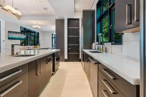 Kitchen - 5745 SW 94th St, Pinecrest, FL 33156 photo 5 of 7