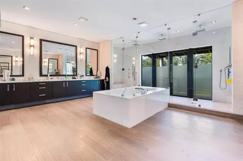 Bath - 5745 SW 94th St, Pinecrest, FL 33156 photo 5 of 12