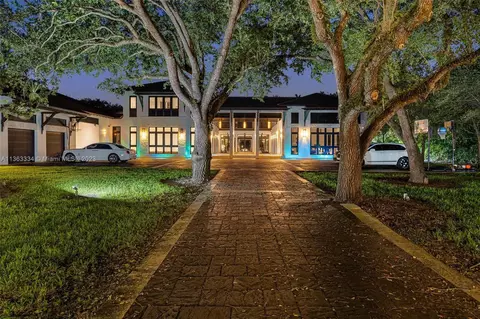 Exterior - 5745 SW 94th St, Pinecrest, FL 33156 photo 18 of 24