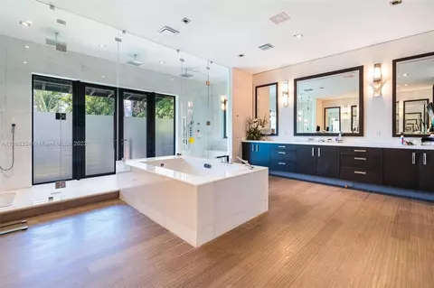 Bath - 5745 SW 94th St, Pinecrest, FL 33156 photo 6 of 12
