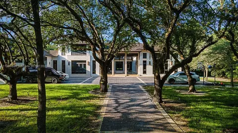 Exterior - 5745 SW 94th St, Pinecrest, FL 33156 photo 17 of 24