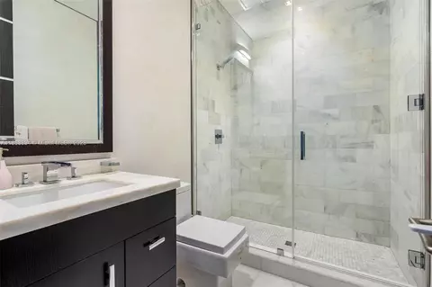 Bath - 5745 SW 94th St, Pinecrest, FL 33156 photo 10 of 12