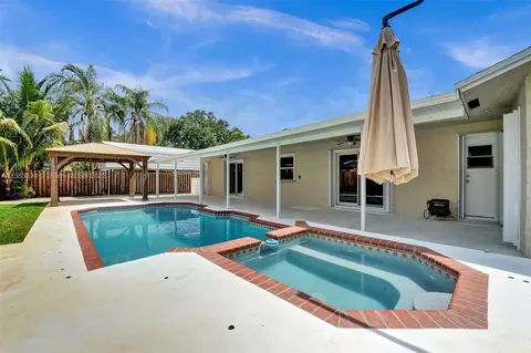 6821 SW 43rd St, Davie, FL 33314