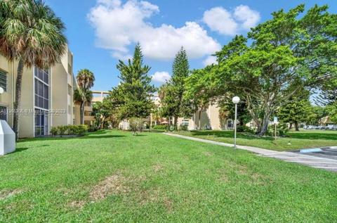 942 NE 199th St #207, Miami, FL 33179
