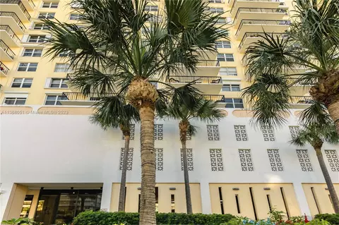 427 Golden Isles Dr #14H, Hallandale Beach, FL 33009