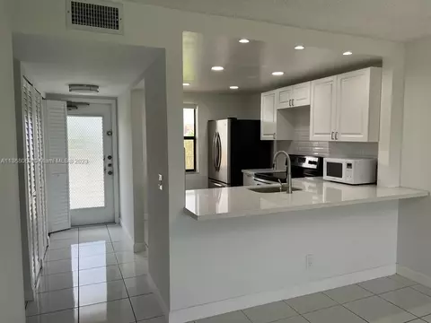 10101 Sunrise Lakes Blvd #302, Sunrise, FL 33322