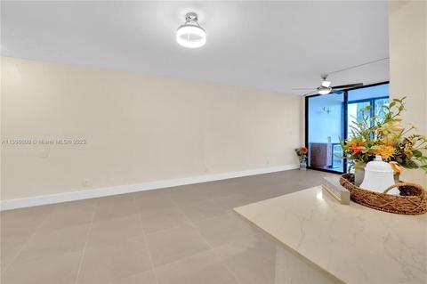 215 Lake Pointe Dr #109, Oakland Park, FL 33309