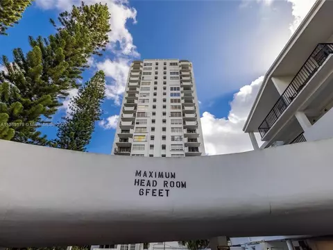 2780 NE 183rd St #409, Aventura, FL 33160