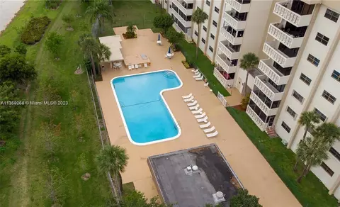 800 NE 195th St #304, Miami, FL 33179