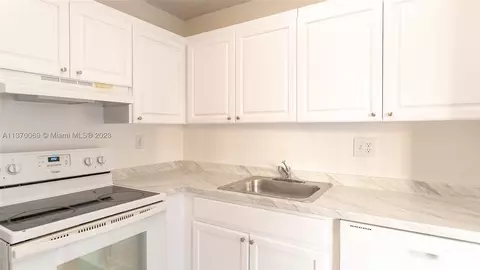 9310 Fontainebleau Blvd #101, Miami, FL 33172