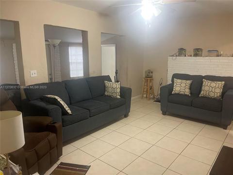 661 NW 145th St, Miami, FL 33168