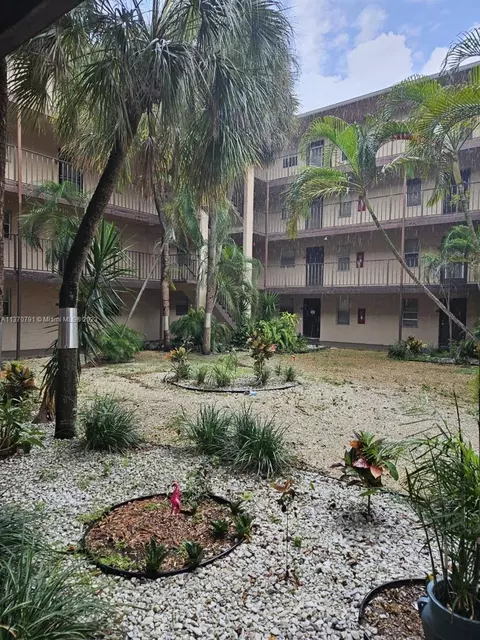 2840 Somerset Dr #204M, Lauderdale Lakes, FL 33311
