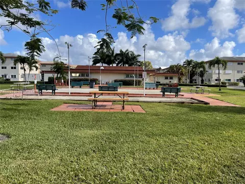 5300 S Washington St #E209, Hollywood, FL 33021