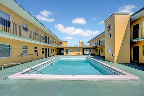 1975 NE 135th St #2E, North Miami, FL 33181