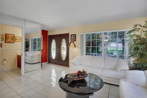 18751 NW 89th Pl, Hialeah, FL 33018 photo 2