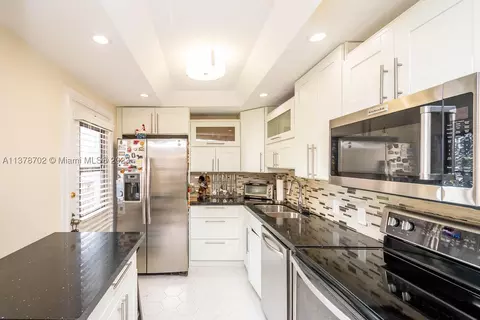 3401 N Country Club Dr #215, Aventura, FL 33180