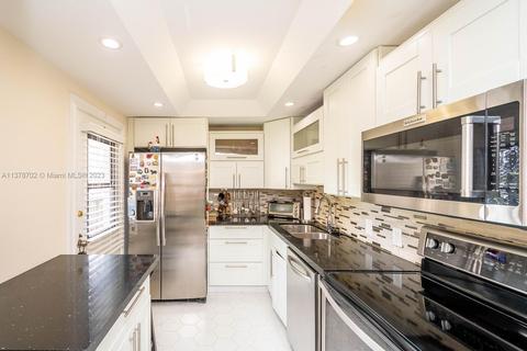 3401 N Country Club Dr #215, Aventura, FL 33180