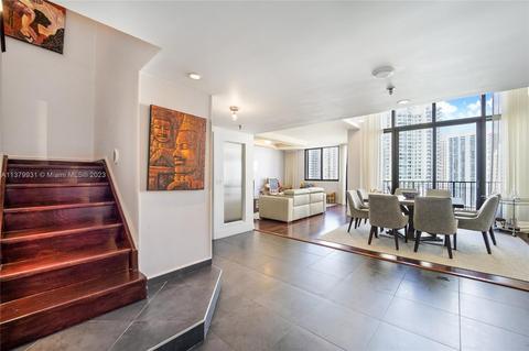 520 Brickell Key Dr #APH10, Miami, FL 33131