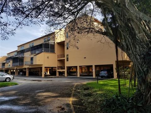 430 Commodore Dr #218, Plantation, FL 33325
