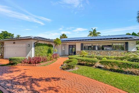 7253 Loch Ness Dr, Miami Lakes, FL 33014