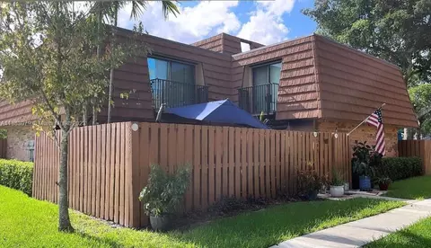 2595 Lakeview Ct, Hollywood, FL 33026