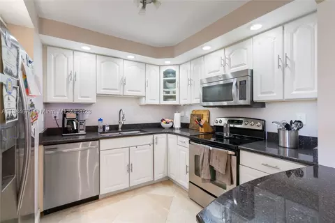 1450 Brickell Bay Dr #1605, Miami, FL 33131