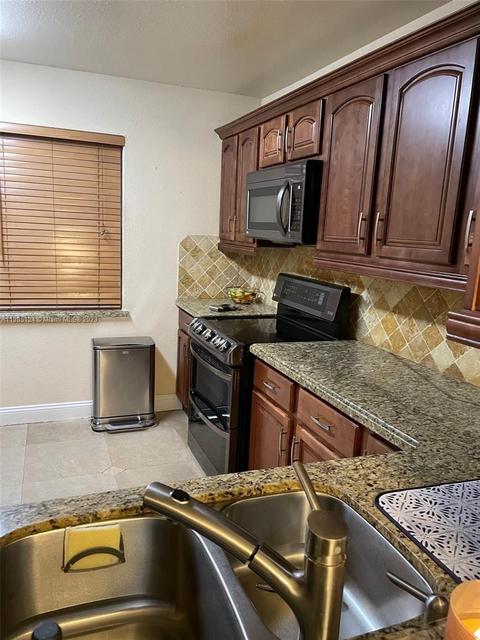 5574 NW 170th St #8, Miami Gardens, FL 33055