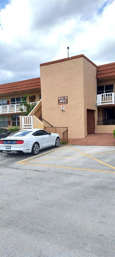 9021 Sunrise Lakes Blvd #220, Sunrise, FL 33322