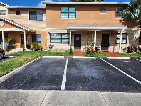520 NW 106th Ter, Pembroke Pines, FL 33026