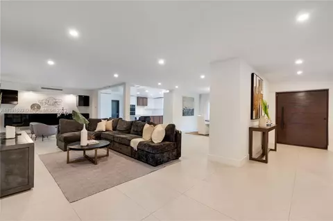 6800 SW 115th St, Pinecrest, FL 33156