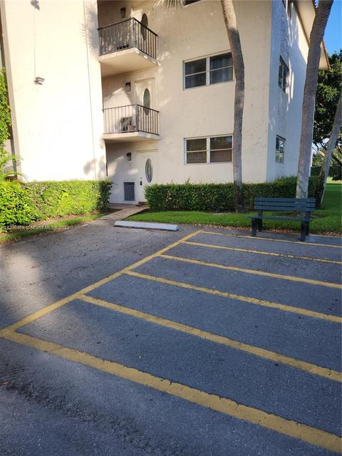 9520 S Hollybrook Lake Dr #101, Pembroke Pines, FL 33025