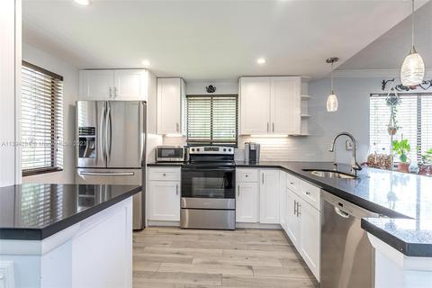 431 Lakeview Dr #201, Weston, FL 33326