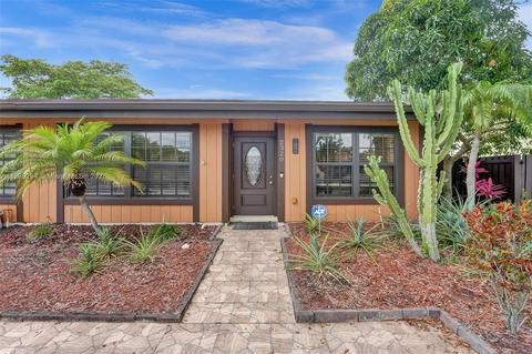 2320 Poinsetta Ct, Pembroke Pines, FL 33026