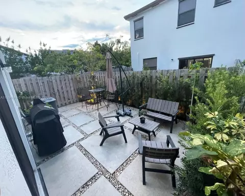 395 NE 212th St, Miami, FL 33179