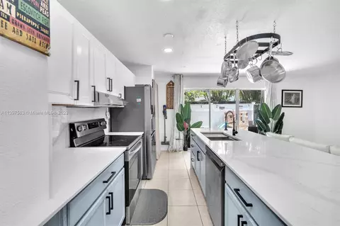 115 Hidden Ct Rd #8-C, Hollywood, FL 33023
