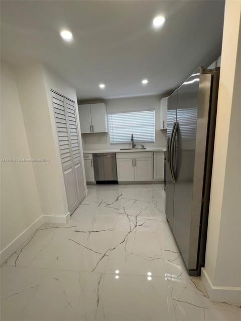 9521 Sunrise Lakes Blvd #204, Sunrise, FL 33322