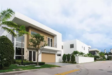 7533 NW 98th Ct, Doral, FL 33178