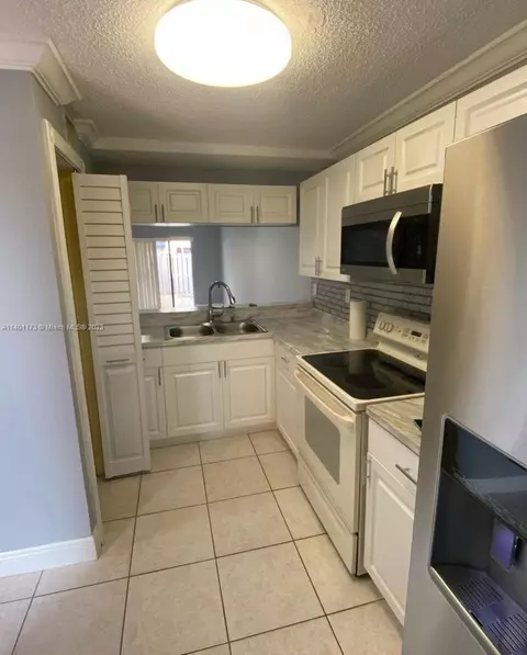 8454 NW 8th St #2, Miami, FL 33126