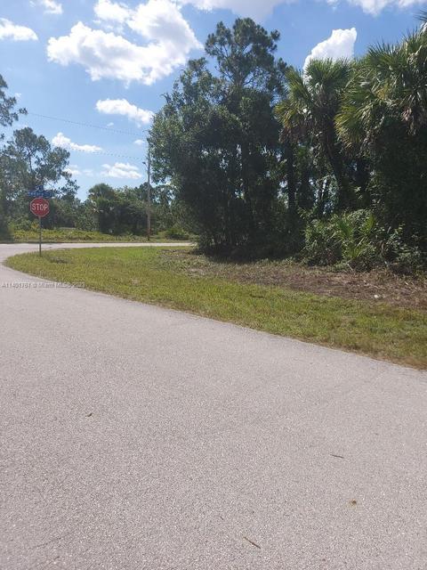 1233 Cresent St, Lehigh Acres, FL 33974
