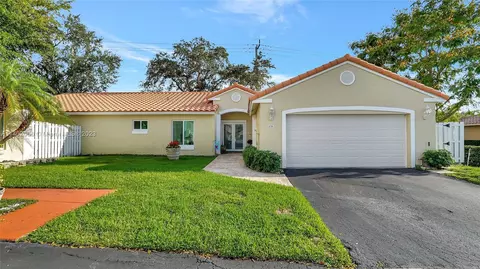 858 NW 97th Ave, Plantation, FL 33324