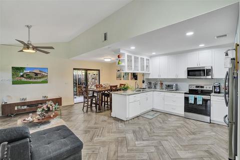 111 SW 96th Ter #111, Pembroke Pines, FL 33025