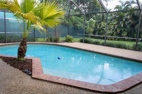 5761 SW 5th St, Plantation, FL 33317