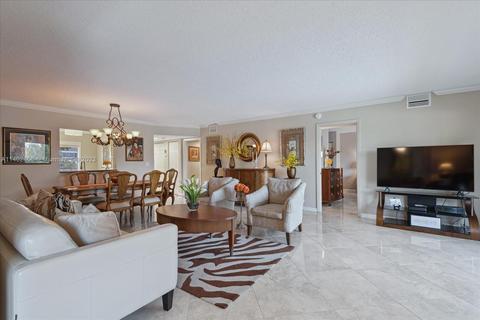 111 S Hollybrook Dr #305, Pembroke Pines, FL 33025