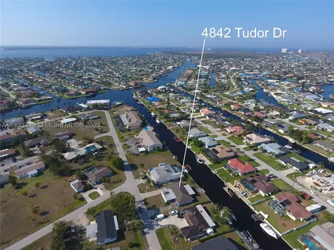 4842 Tudor Dr, Cape Coral, FL 33904