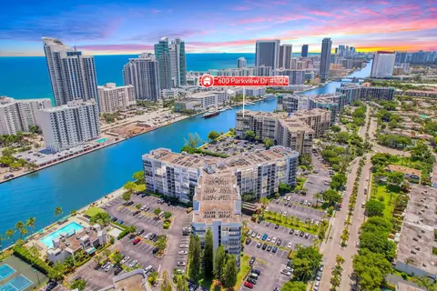 600 Parkview Dr #1021, Hallandale Beach, FL 33009