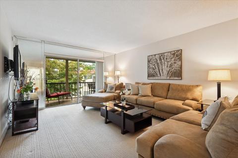 9800 N Hollybrook Lake Dr #302, Pembroke Pines, FL 33025