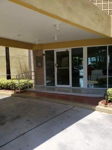 2690 SW 22nd Ave #402, Miami, FL 33133